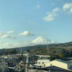 富士山がはっきり見える新幹線風景