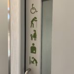 道の駅 恐竜渓谷かつやま、さんのトイレの標識