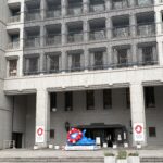 大阪市役所前で寝ころぶごろごろミャクミャク